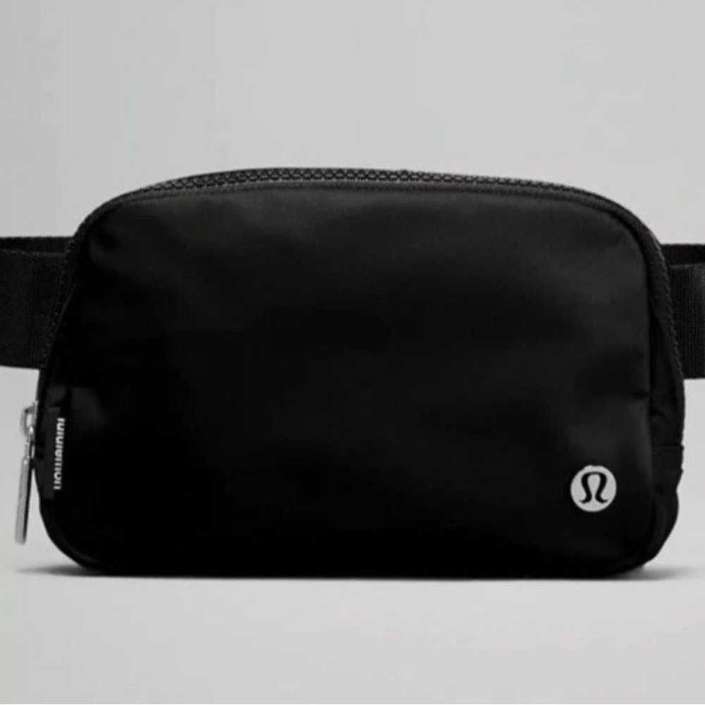 Lululemon Everywhere Belt Bag. Black